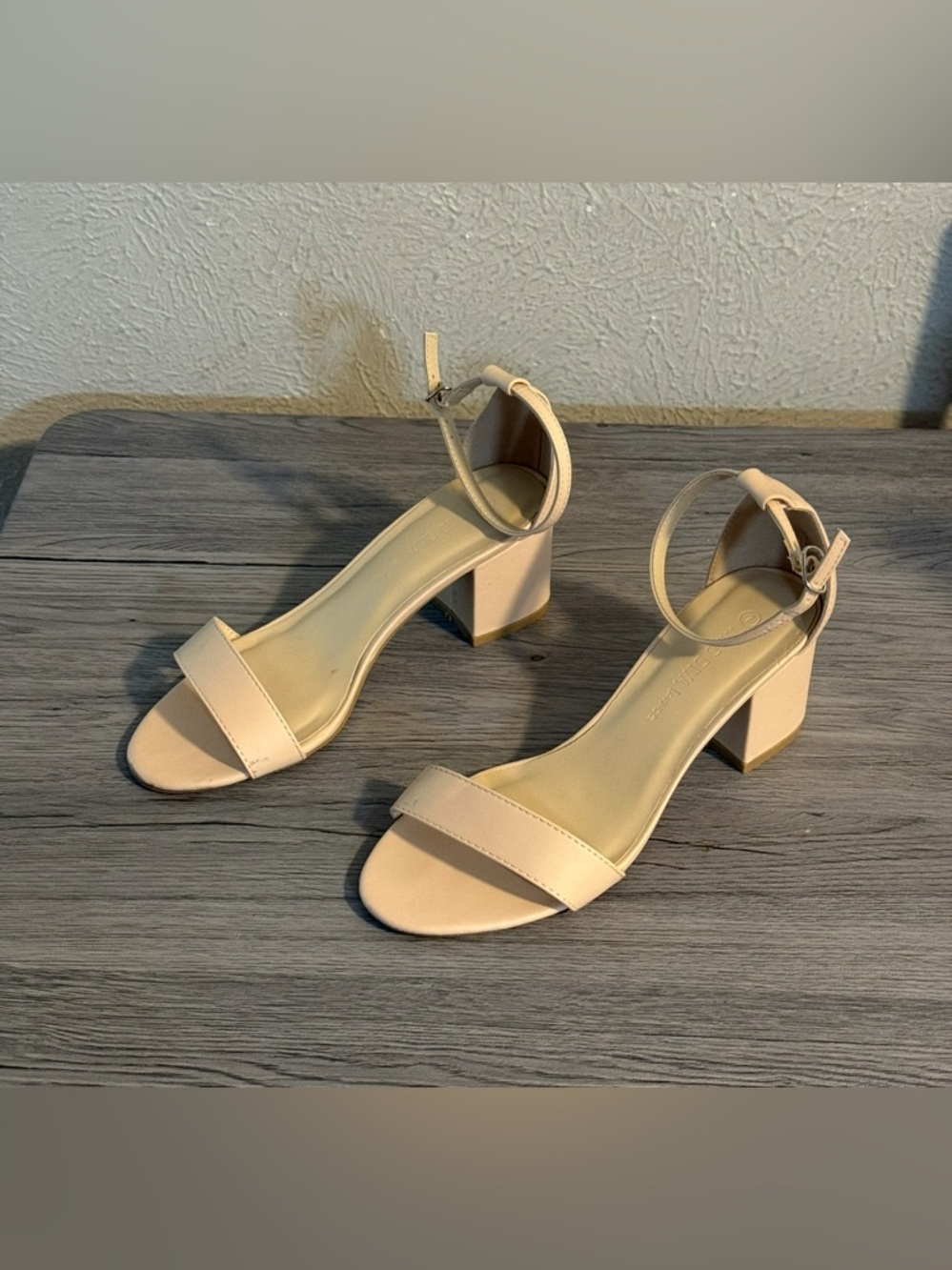 Wild Diva Lounge Ankle-Strap Sandals Size 7